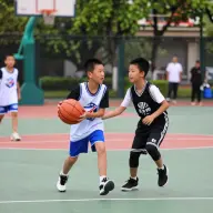 打篮球