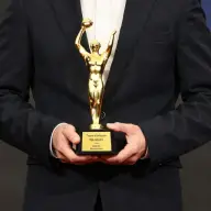 荣获